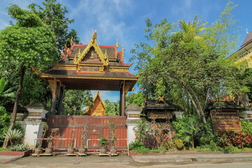 Obraz premium view of traditional Sala Thai and gable front of buddhist temple around with green trees and blue sky background, Wat Phara Kaew, Chiang Rai, northern of Thailand.