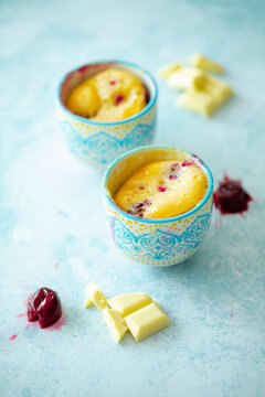 Mug Cake (Mikrowellen-Kuchen) mit wei&szlig;er Schokolade und Kirschen