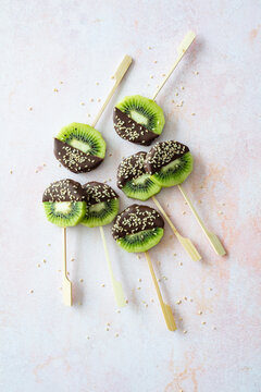 Kiwi am Stiel mit Kardamom-Schokolade und Sesam