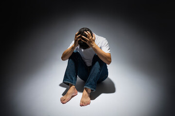 悩む　落ち込む　男