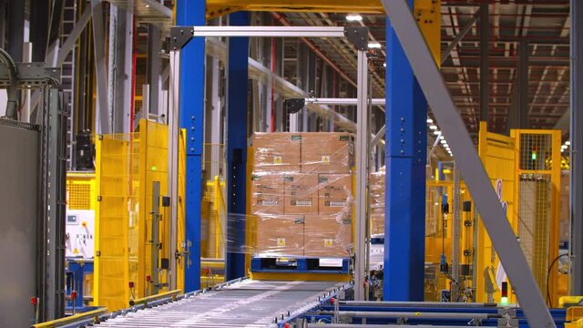 Big Engine packs a Package with a Rotation Movement inside a Warehouse/Factory 