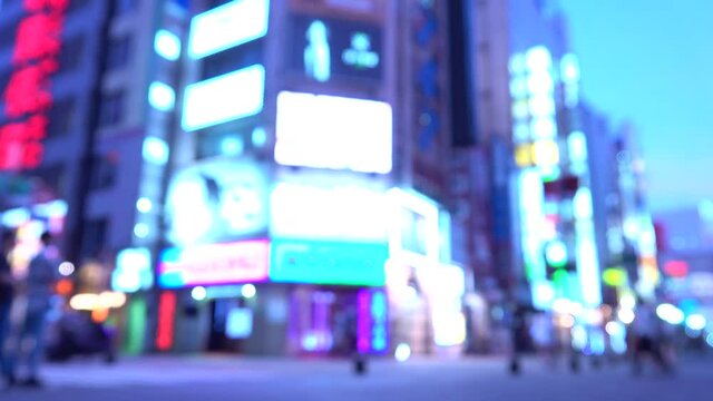 東京　新宿歌舞伎町　2020年6月　東京アラート発動でも賑やかな街並み　アウトフォーカス