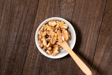 美味しそうなクルミと雰囲気のある背景