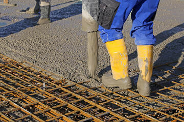 Betonieren einer Bodenplatte mit Fertigbeton bzw. Transportbeton auf der Baustelle eines Wohnhauses