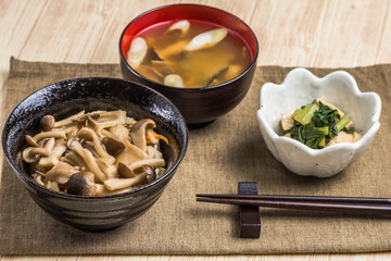 秋の味覚　キノコご飯