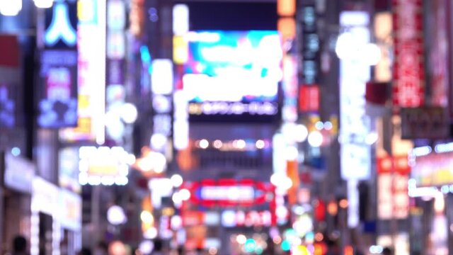 東京　新宿歌舞伎町　2020年6月　東京アラート発動でも賑やかな街並み　アウトフォーカス