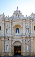 Fototapeta premium facade of an old church in Antigua, Guatemala
