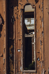 Velha porta de madeira em casa abandonada