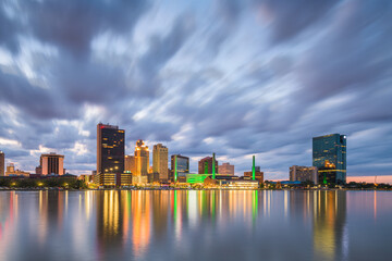 Fototapeta premium Toledo, Ohio, USA panoramę centrum miasta na rzece Maumee