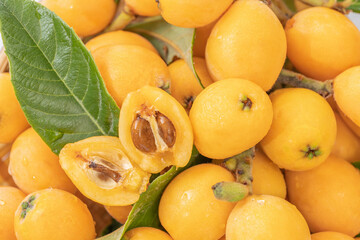 皮をむいて種が見えているビワ