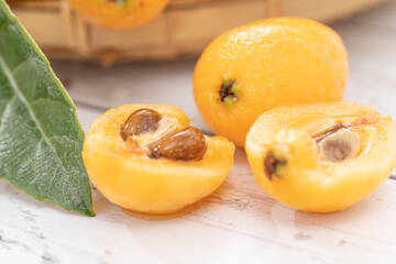 皮をむいて種が見えているビワ