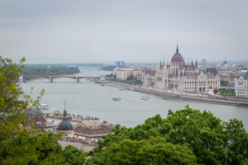 Vistas desde Budapest. Puente, río danubio, parlamento y árboles. Paisaje urbano.