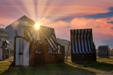 Strandkörbe im Sonnenuntergang, Norderney Reise Deutschland Nordsee