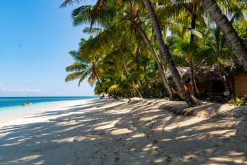 Leerer weißer Strand auf einer einsamen Insel unter Palmen