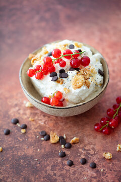 Sahne-Dessert mit Johannisbeeren, Haferkeksen, Schokotropfen und Mohn