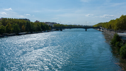 Rio Saona pasando por la ciudad de Lyon, Francia