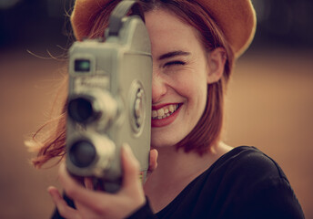 Junge Frau mit Lächeln und Filmkamera