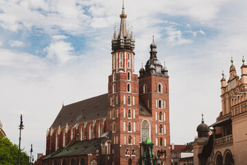 Obraz premium St. Mary's Church in Cracow Poland against the backgriund of a cloudy sky