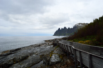 cool shaped wooden bridge leading down to the view point to see the Okshornan mountain