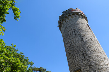 Luisenturm vor blauem Himmel in Großkochberg, Thüringen, Ansicht von unten