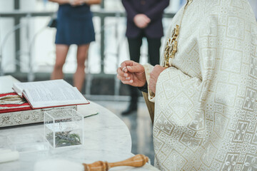 Obraz premium Priest hand that holds the Bible and Cross