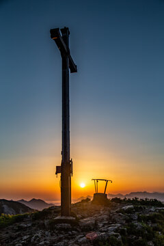 Bergkreuz im Sonnenaufgang an der Rotwand im Mangfallgebierge