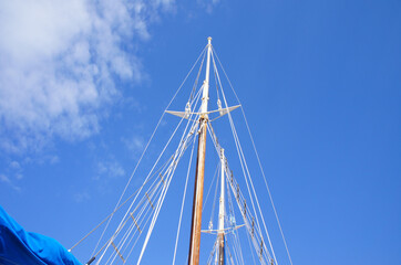 Segelmast vor blauem Himmel