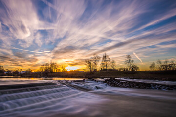 Sonnenuntergang am Wehr in der Ammer bei Weilheim in Oberbayern
