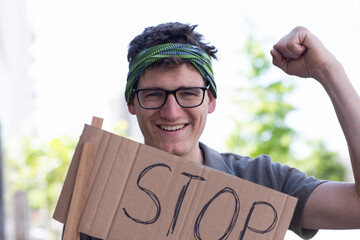 Junger Mann, Akitivist,  auf einer friedlichen Demonstration mit Schild