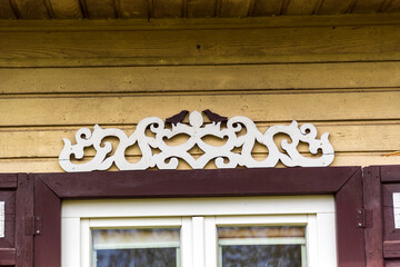 Obraz premium Architektura i zdobnictwo drewnianych domów na Podlasiu, wieś Wojszki, Polska