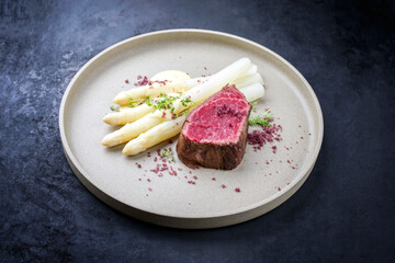 Gegrilltes dry aged Wagyu Filetkopf Medallion Steak vom Rind mit weißen Spargel und Sauce...