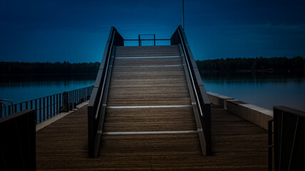 Aussichtspunkt mit Treppe in der Dämmerung