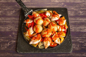 Papas arrugadas con mojo y chipirones