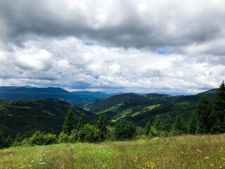 Fototapeta na wymiar Ukrainian mountains Karpaty with cloudy sky and green trees