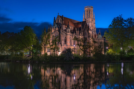 Stuttgart Feuersee Kirche - Johanneskirche am Feuersee mit Spiegelung