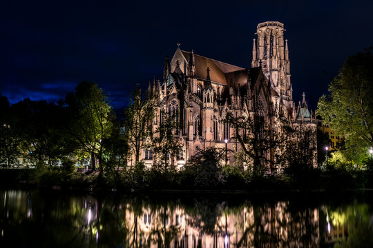 Stuttgart Feuersee Kirche - Johanneskirche am Feuersee mit Spiegelung