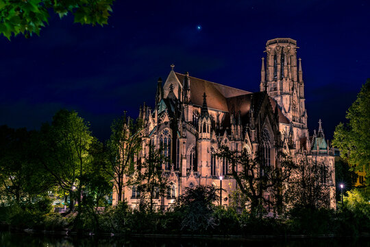 Stuttgart Feuersee Kirche - Johanneskirche am Feuersee mit Spiegelung