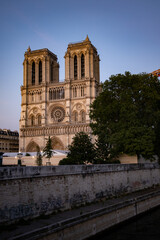 Fototapeta na wymiar Couché de soleil Notre-Dame
