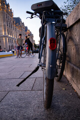 Vélo bleu sur trottoir Paris