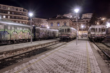 Fototapeta na wymiar Commuter trains pulling into a empty station.