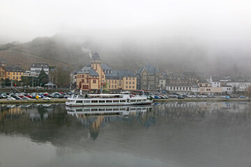 Fototapeta premium Bernkastel-Kues town reflected in the Moselle in winter