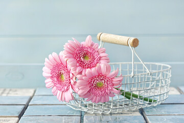 frische pinke Blumen auf dem Balkon