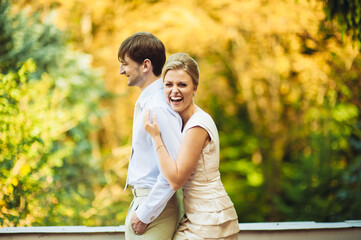 Obraz premium Happy bride and groom in the park on their wedding day