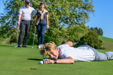Spaß beim Golf-Spiel - einlochen im Billard-Stil