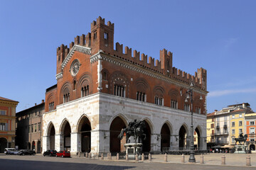 Fototapeta na wymiar piacenza con edificio storico in italia, historical buildings in piacenza city in italy 