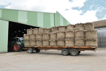 Coopérative linière de teillage, déchargement et stockage du lin