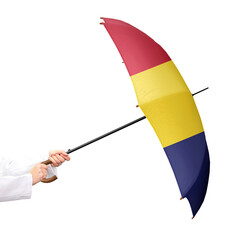 Person mit einem Regenschirm in den Händen und der Landesflagge von Rumänien, ein Mitgliedsstaat...