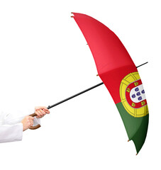 Portugal, Person mit einem Regenschirm in den Händen und der Flagge von Portugal, ein...