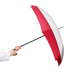 Person mit einem Regenschirm in den Händen und der Flagge von Polen, ein Mitgliedsstaat der...