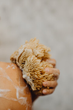 Se laver avec une &eacute;ponge de mer naturelle